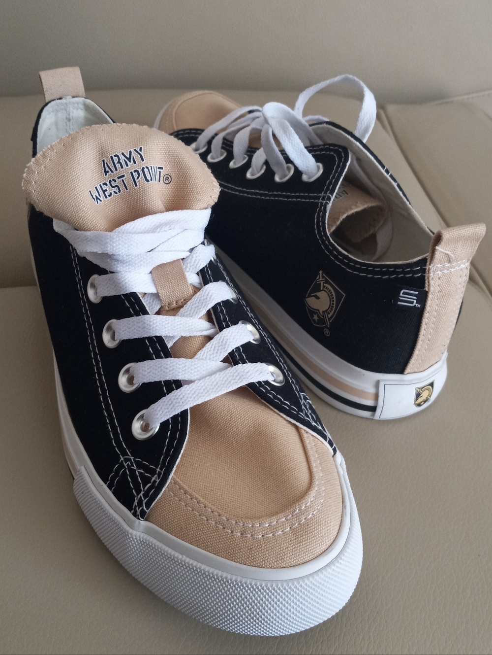 Skicks Black & Beige Low-Top Canvas Sneakers The Army Black Knights Logo Sz 9